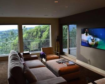 Modern Home, Fabulous Views, Exclusive Neighborhood - Sonoma - Living room