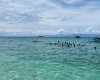 Gated, private estate with gardens 10 mins from village - Dumanjog - Beach