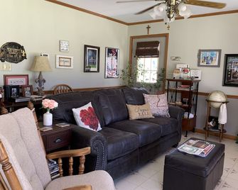 Bayou Rose Bed and Boudin on Banks of Vermilion River - Abbeville - Salon