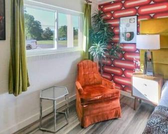 The Cheetah Room #3 @ Retro Boutique Motel - Trenton - Living room