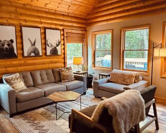 Spacious 4-bedroom light-filled house in Pine City on Lake Pokegama - Pine City - Living room