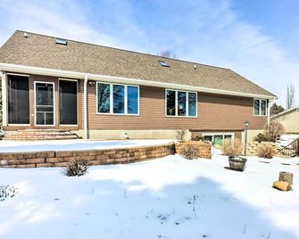 Beaver Dam Lake Retreat with Fire Pit and Dock! - Beaver Dam - Будівля