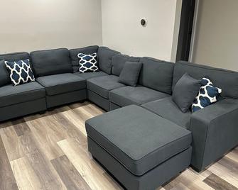 Peaceful Lindenhurst Dog-Friendly Retreat. Near Naval Base, Mall, Six Flags. - Lindenhurst - Living room