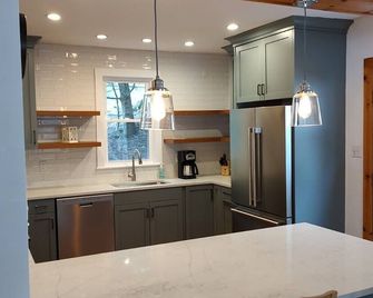 Private home on a Beautiful lake. Large deck for entertaining - Canaan - Kitchen
