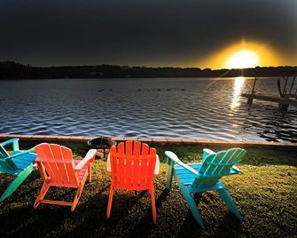 Lazy Days Lakefront Retreat Lake Granbury home, yard, dock-lift, covered parking - Granbury - Pátio