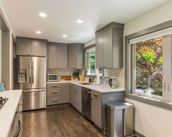 Cozy 3-bed house with Mt. St. Helens View in SW Hills Portland - Portland - Cocina