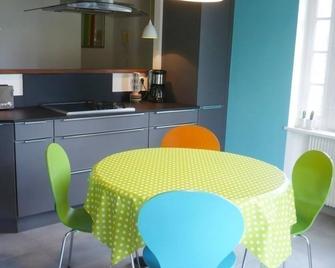 Maison spacieuse et moderne avec jardin privatif, terrasses, cheminée et équipements complets à Renaison - FR-1-496-110 - Ouches - Comedor