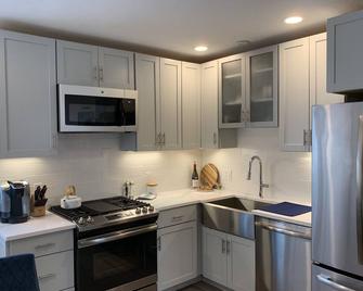 Beautiful 1 BR Condo 1 block from Commercial Street - Provincetown - Cocina
