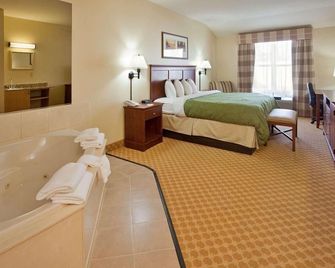 Country Inn & Suites Birch Run-Frankenmuth - Birch Run - Bedroom