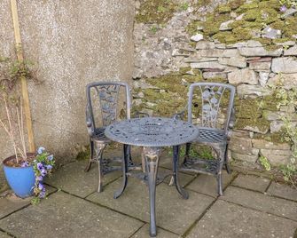Watershed Cottage - Settle - Patio