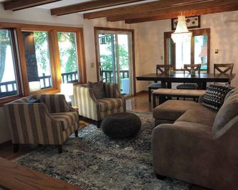 Exceptional Private Lakefront Retreat | Hot Tub, Sauna, Private Dock and Floats - Casco - Sala de estar