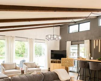 Vineyards Edge - Pool, Hot Tub, Bikes- 1mi to Downtown - Healdsburg - Living room
