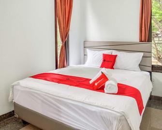 RedDoorz near Taman Mini Jakarta - Depok - Makuuhuone