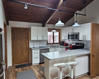 Johnston`s Golf Cottage - Madeline Island Golf Retreat Close to Town - La Pointe - Kitchen