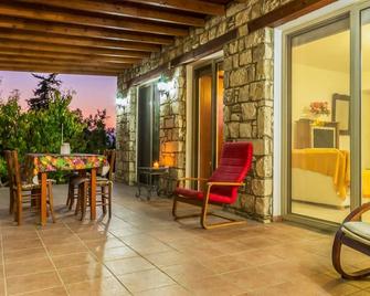 The Lemon Tree Lodge Rustic Village - Pentaliá - Patio