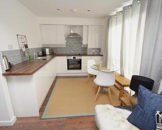Apartment 3 Broadhurst Court sleeps 4 minutes from town centre & train - Stockport - Kitchen