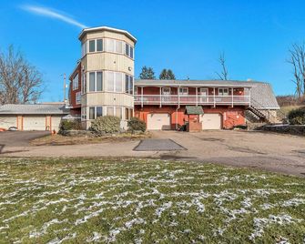 Silo Suite - Red Barn Village - Clarks Summit - Building