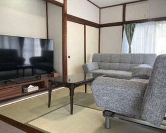 Lt Usami Umi - Ito - Huiskamer