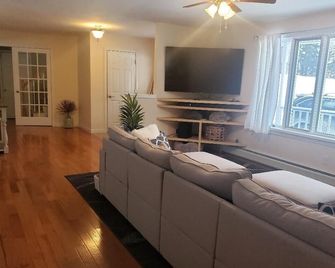 Jay River Front Three Bedroom. 2 miles to Jay Peak - North Troy - Living room