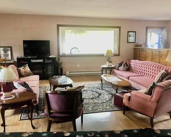 The Roost Guest House, updated country home comfort in Sussex area. - Sussex - Living room