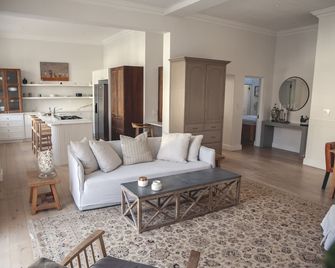 The Grand Hotel Robertson - Robertson - Living room