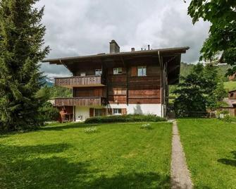 Take in the beauty of this classical Alpine Gstaad chalet Near all ski stations - Saanen - Building