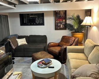 Pet friendly private studio apartment - Downers Grove - Living room
