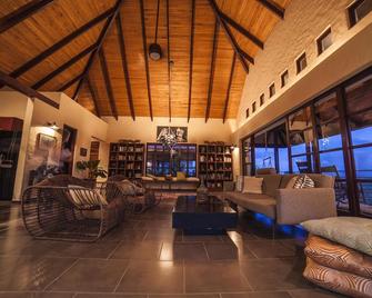 Bali Dream View, Total Privacy, Pool, Wifi, 30 min to Beach/Waterfall/Ziplining - Atenas - Lounge