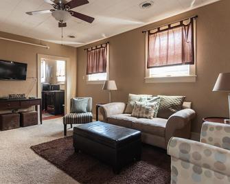 The Ashford 1BR apartment in historic downtown - Fairbury - Sala de estar