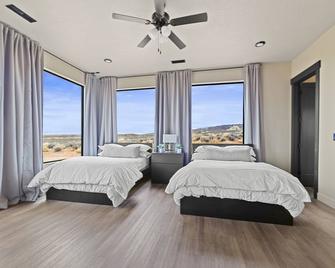 [The Highlander] 3950sf, Hot Tub, Firepit, Endless Views & Starry Nights - Big Water - Kamar Tidur