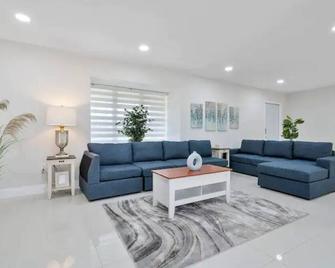 Beautiful & Peaceful 4 Bedroom Home With a Pool - Sunrise - Salon