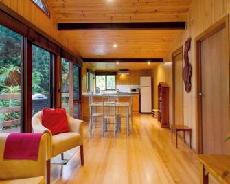 Lin Cottage - 8 Mortimer Street - Mallacoota - Sala de estar