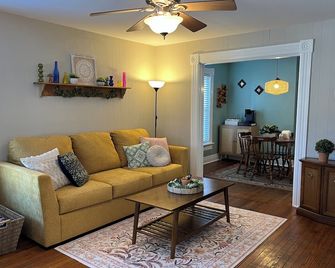 The Colorful Cottage- Historic Gem Near Downtown - Tipp City - Sala de estar