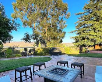 Fully Remodeled home on top of the hill in Wine country with Hot Tub - Vallejo - Patio