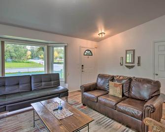 Quaint Ranch Home with Yard in Midtown Anchorage! - Anchorage - Sala de estar