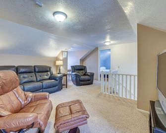 Remodeled Pioneer Home in Hurricane with Patio! - Hurricane - Living room