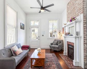 Private 2BR Condo in Uptown by Hosteeva - Nueva Orleans - Sala de estar
