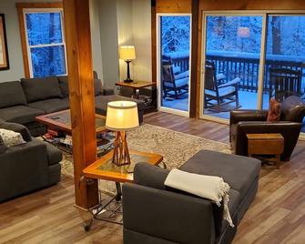 Secluded Mountain Home Features Breathtaking Valley Views and Hot Tub - Edinburg - Living room