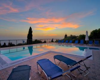 Studios Vrionis Panoramic Sunset - Kothreas - Bazén