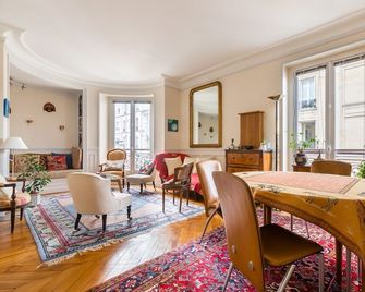 Overlooking the Seine on Ile de la Cite - Paris - Dining room