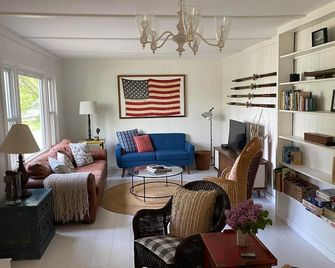 Sweetwater Cottage is a well curated cottage a block away from Hamlin Lake - Ludington - Living room
