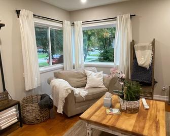 Cozy Vacation home on the River in Creemore - Creemore - Living room