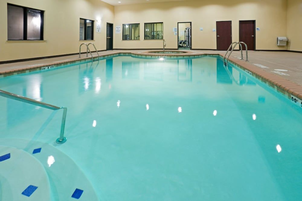 hotels in seymour indiana with indoor pool