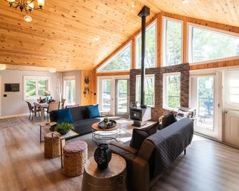 Chalet for summer stays~ Next To Rushing River Park, Kenora ~ Includes Kayaks! - Kenora - Living room