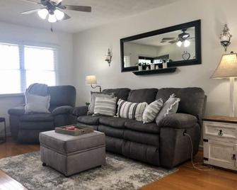 Cozy 2 Bed 2 Bath 2 cot minute from Va Creeper Trail Bristol Speedway Hard Rock - Abingdon - Wohnzimmer