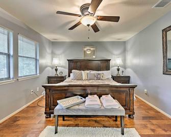 Cozy Woodlands Townhome with Deck Near Market Street - The Woodlands - Bedroom