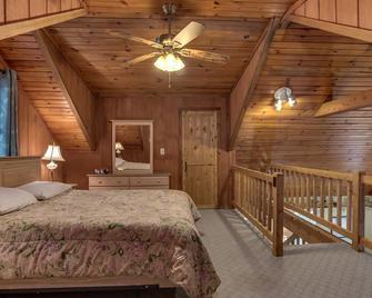 Bear Creek Cabin: Private Mountain Cabin Outside Tryon - Saluda - Спальня