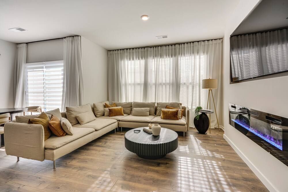 Modern Townhome w/ Private Yard in Kernersville! - Kernersville - Sala de estar