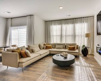 Modern Townhome w/ Private Yard in Kernersville! - Kernersville - Sala de estar