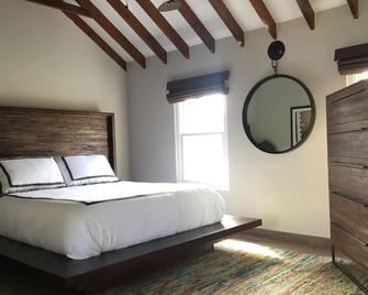 Smugglers Cove - Walk To City Of Hamilton - Hamilton - Bedroom